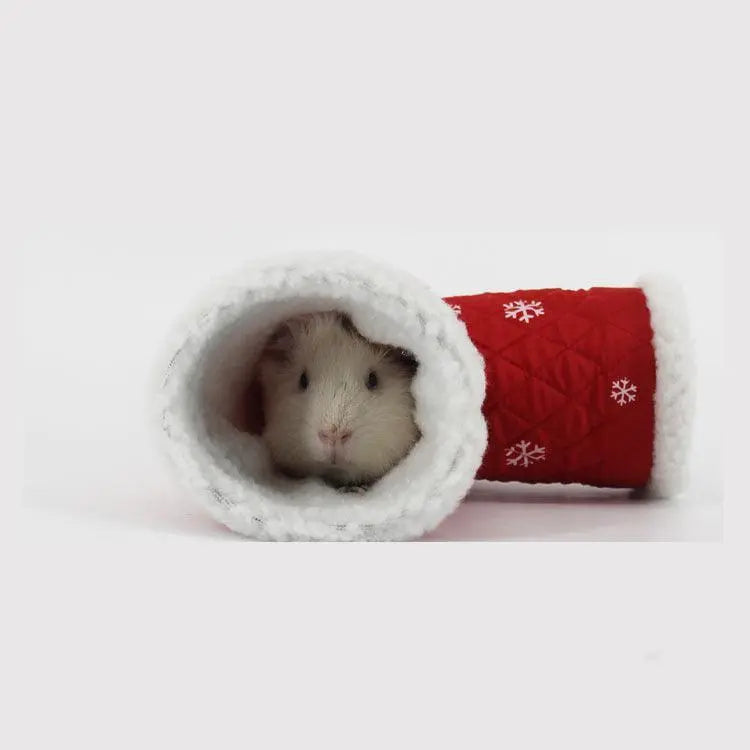 Cozy Critter Winter Retreat: Three-Channel Hamster Hedgehog Sleeping Bag Dog Hugs Cat